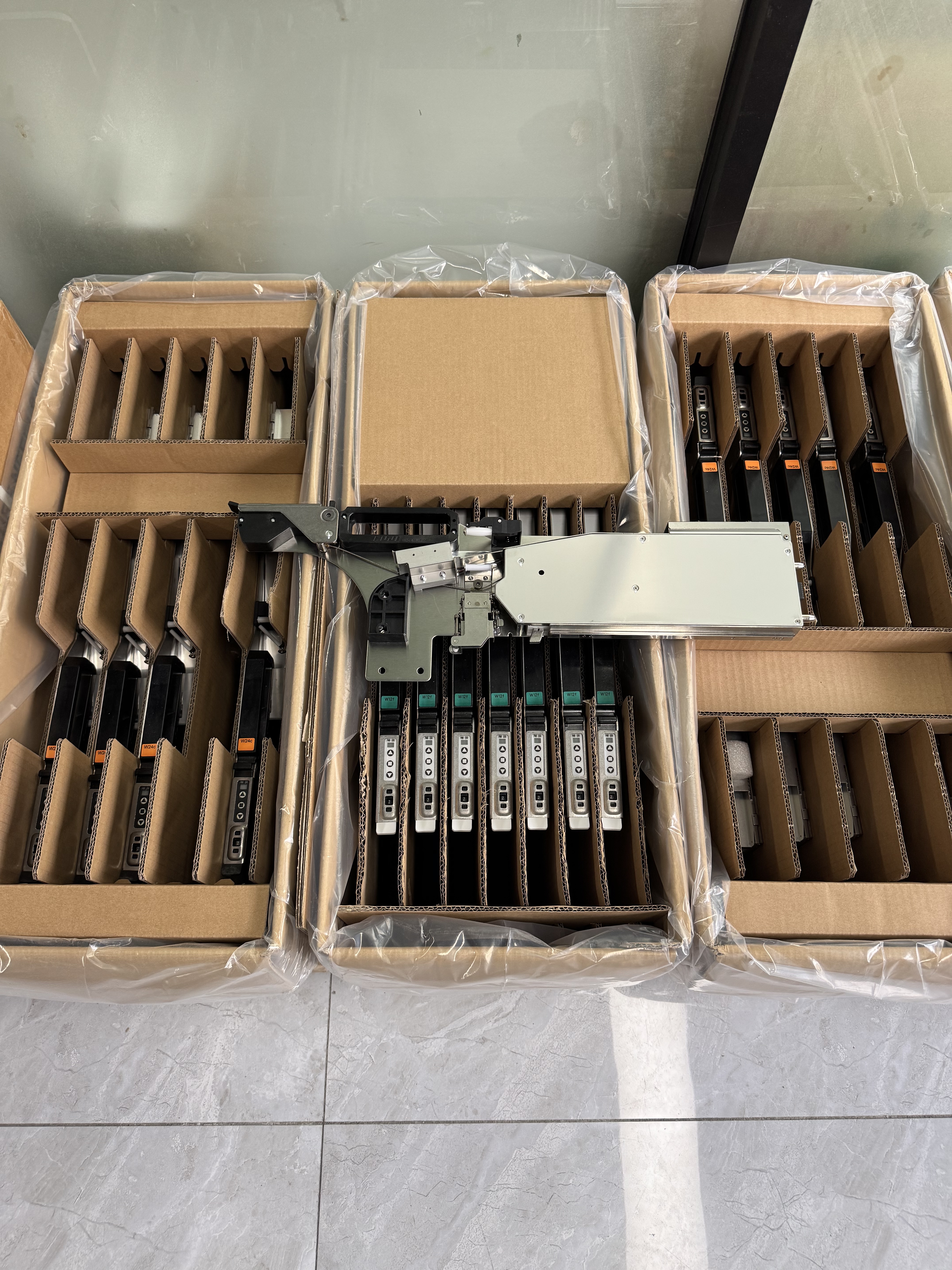 Últimos blogs de la empresa sobre ¿Cómo mejoran los alimentadores SMT la velocidad y la precisión de la producción?